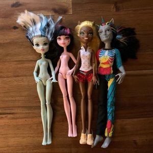 4 Monster High dolls